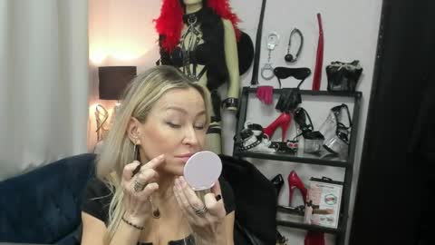 CrystalHotty online show from 04.22.26