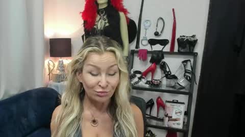 Snapshot of crystalxohotty chatting on 05.15.26 CrystalHotty online show from 05.15.26