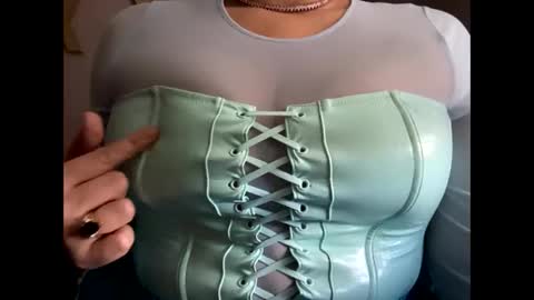 Snapshot of crystalyn777 chatting on 10.19.25 crystalyn777 online show from 10.19.25