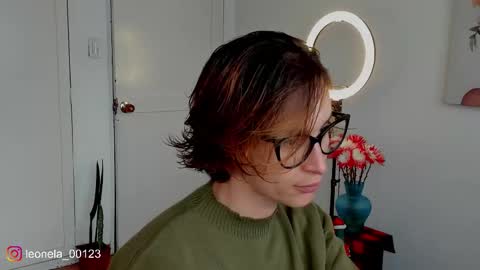 Snapshot of cuddlingbunnny chatting on 12.19.25 Leonela online show from 12.19.25