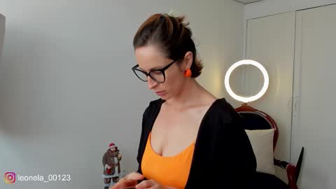 Snapshot of cuddlingbunnny chatting on 12.21.25 Leonela online show from 12.21.25