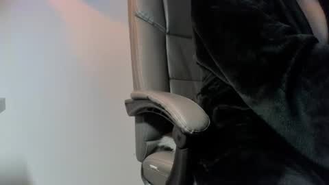 Snapshot of cum_gun_19 chatting on 10.08.25 cum gun online show from 10.08.25