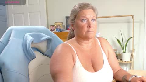 Snapshot of curiouscouple3143 chatting on 02.11.26 curious couple online show from 02.11.26