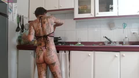 Snapshot of curuba_ chatting on 12.12.24 Curuba online show from 12.12.24