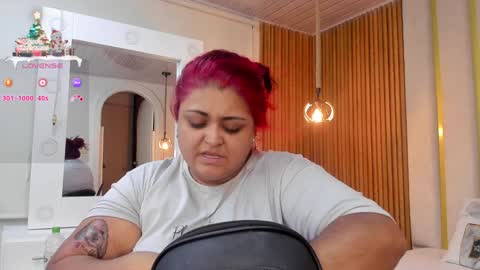 Snapshot of curvy_beauty_ chatting on 12.15.24  Hanna  online show from 12.15.24