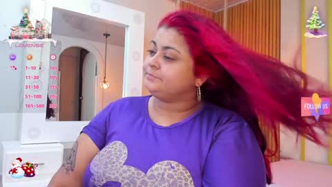 Snapshot of curvy_beauty_ chatting on 12.17.24  Hanna  online show from 12.17.24