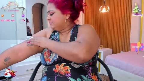 Snapshot of curvy_beauty_ chatting on 12.20.24  Hanna  online show from 12.20.24