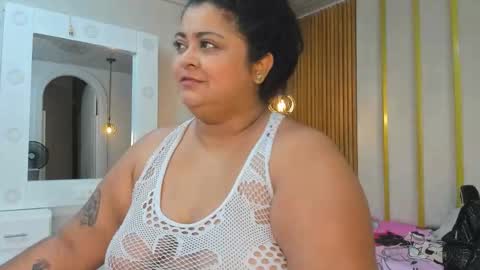 Snapshot of curvy_beauty_ chatting on 10.26.25  Hanna  online show from 10.26.25