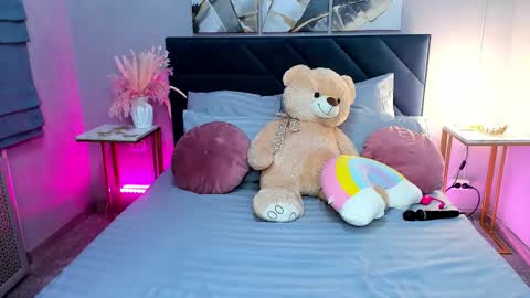 Snapshot of curvy_dynamite chatting on 10.09.25 Sammy online show from 10.09.25