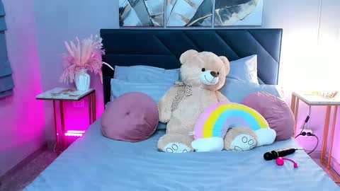 Snapshot of curvy_dynamite chatting on 10.11.25 Sammy online show from 10.11.25