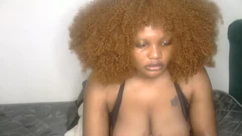Snapshot of curvy_vee chatting on 07.17.26 vee online show from 07.17.26