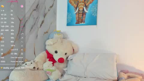 Snapshot of cute_dani1 chatting on 10.28.25 online show from 10.28.25