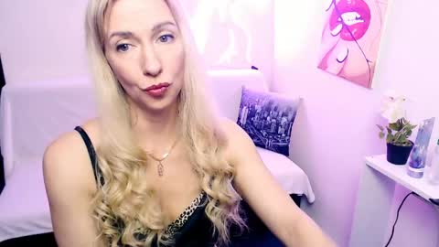 cute_smile_shy online show from 04.18.26