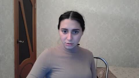 cute_strawberry_ online show from 12.21.24
