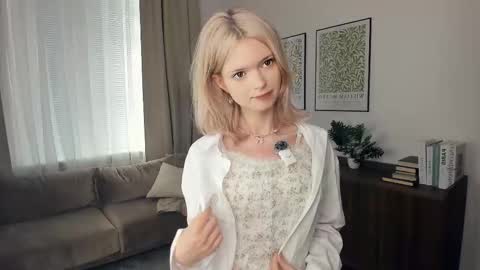 Snapshot of cutebrutality chatting on 10.01.25 Alice online show from 10.01.25