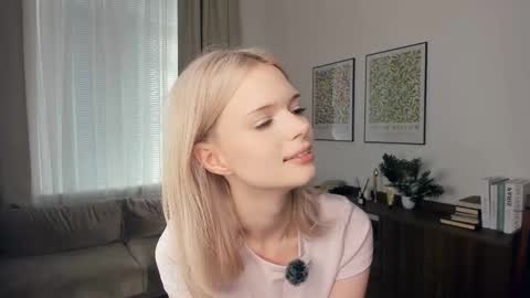 Snapshot of cutebrutality chatting on 10.04.25 Alice online show from 10.04.25