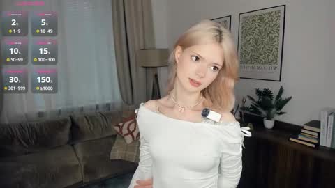 Snapshot of cutebrutality chatting on 10.06.25 Alice online show from 10.06.25