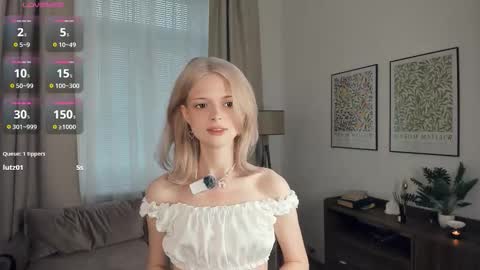 Snapshot of cutebrutality chatting on 10.12.25 Alice online show from 10.12.25