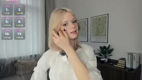 Snapshot of cutebrutality chatting on 11.01.25 Alice online show from 11.01.25