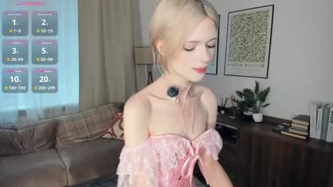 Snapshot of cutebrutality chatting on 11.10.25 Alice online show from 11.10.25