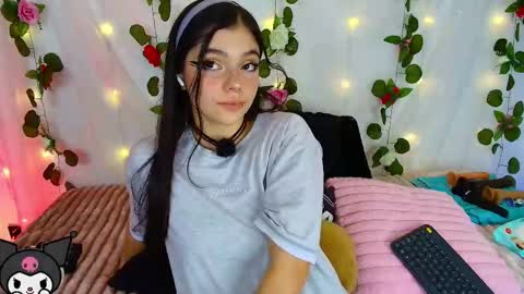 Snapshot of cutee_andrea chatting on 10.31.25 Andrea 3 online show from 10.31.25