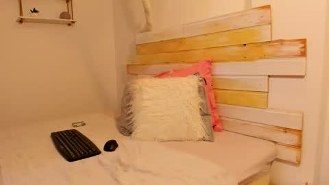 cuteeliza1 online show from 10.22.25