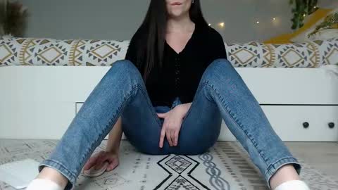 Snapshot of cuteemouse chatting on 11.08.25 Anna online show from 11.08.25