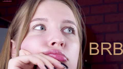 Snapshot of cutemousee chatting on 11.07.25 Rina online show from 11.07.25