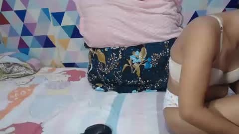 Snapshot of cutie_bella_xxx chatting on 10.22.25 bella online show from 10.22.25