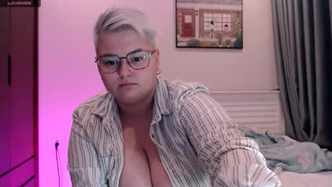 Snapshot of cutie_florence chatting on 10.21.25 Sophie Lilith online show from 10.21.25