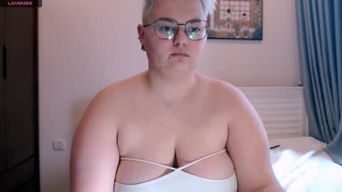 Snapshot of cutie_florence chatting on 10.24.25 Sophie Lilith online show from 10.24.25