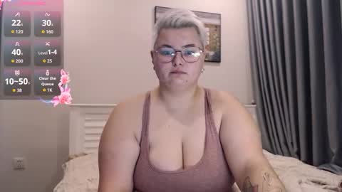 Snapshot of cutie_florence chatting on 10.28.25 Sophie Lilith online show from 10.28.25