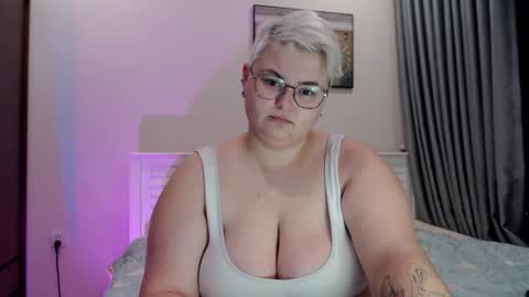 Snapshot of cutie_florence chatting on 10.31.25 Sophie Lilith online show from 10.31.25