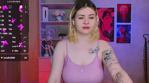 Snapshot of cutie_mili chatting on 01.13.25 mili online show from 01.13.25