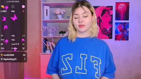 Snapshot of cutie_mili chatting on 01.13.25 mili online show from 01.13.25