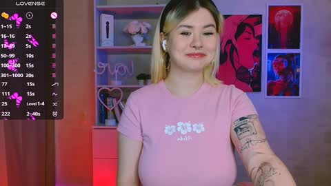 Snapshot of cutie_mili chatting on 01.14.25 mili online show from 01.14.25