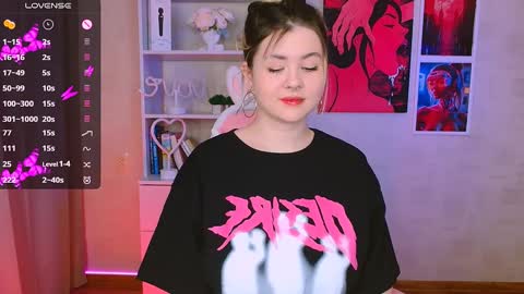 Snapshot of cutie_mili chatting on 01.17.25 mili online show from 01.17.25