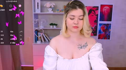 Snapshot of cutie_mili chatting on 01.23.25 mili online show from 01.23.25