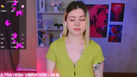 Snapshot of cutie_mili chatting on 02.04.25 mili online show from 02.04.25