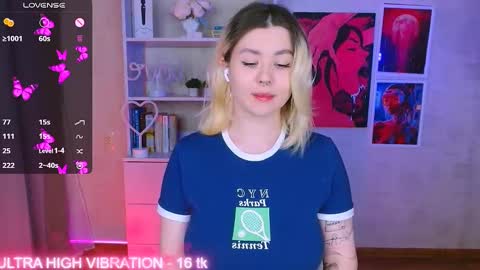 Snapshot of cutie_mili chatting on 02.21.25 mili online show from 02.21.25