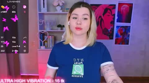 Snapshot of cutie_mili chatting on 02.21.25 mili online show from 02.21.25