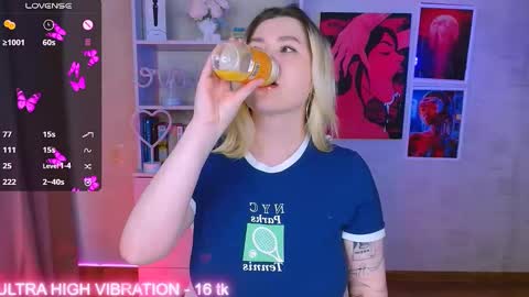 Snapshot of cutie_mili chatting on 02.21.25 mili online show from 02.21.25