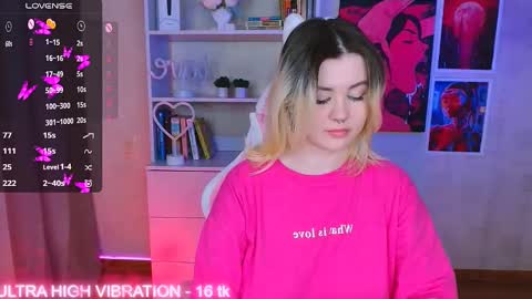 Snapshot of cutie_mili chatting on 03.07.25 mili online show from 03.07.25