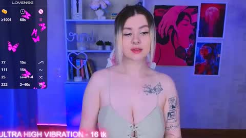 Snapshot of cutie_mili chatting on 03.10.25 mili online show from 03.10.25