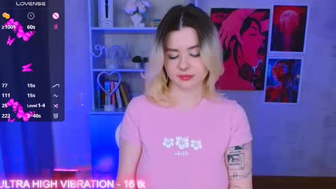 Snapshot of cutie_mili chatting on 03.11.25 mili online show from 03.11.25