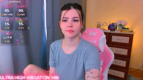 Snapshot of cutie_mili chatting on 09.16.25 mili online show from 09.16.25