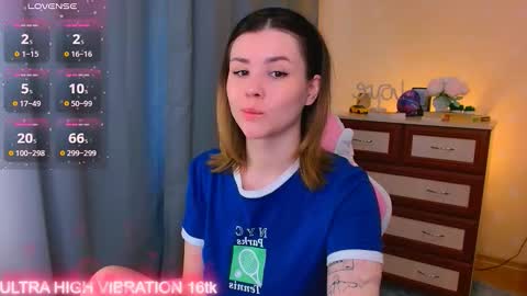 Snapshot of cutie_mili chatting on 09.18.25 mili online show from 09.18.25