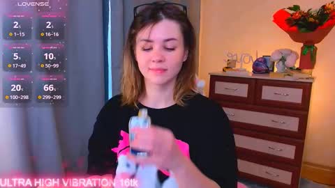 Snapshot of cutie_mili chatting on 10.01.25 mili online show from 10.01.25