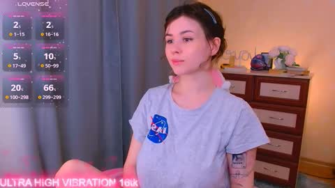 Snapshot of cutie_mili chatting on 10.06.25 mili online show from 10.06.25