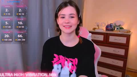 Snapshot of cutie_mili chatting on 10.19.25 mili online show from 10.19.25